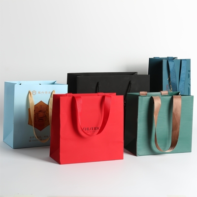 acheter Des sacs en papier écologiques avec logo, des sacs cadeaux en papier en ruban de soie luxueux online manufacture