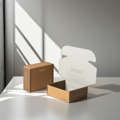 Boîtes de courrier ondulées Kraft Logo personnalisé pour les vêtements Emballage et expédition